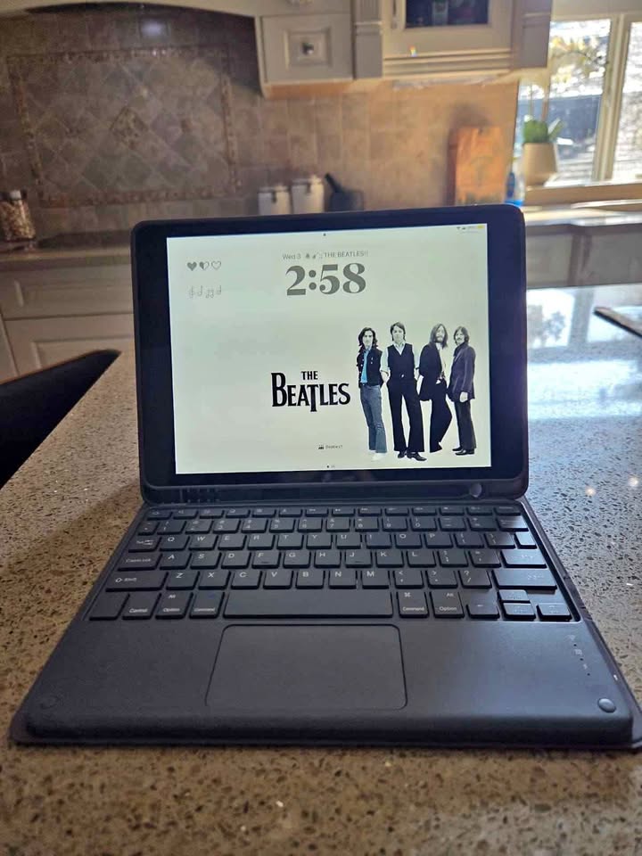 iPad 9th Gen 64 gb WiFi (2021) + Apple Pen + Case & Keyboard
