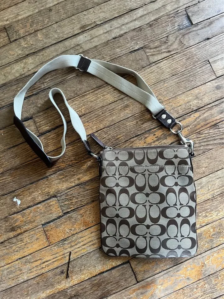 Brown Coach Purse image indicator(2)