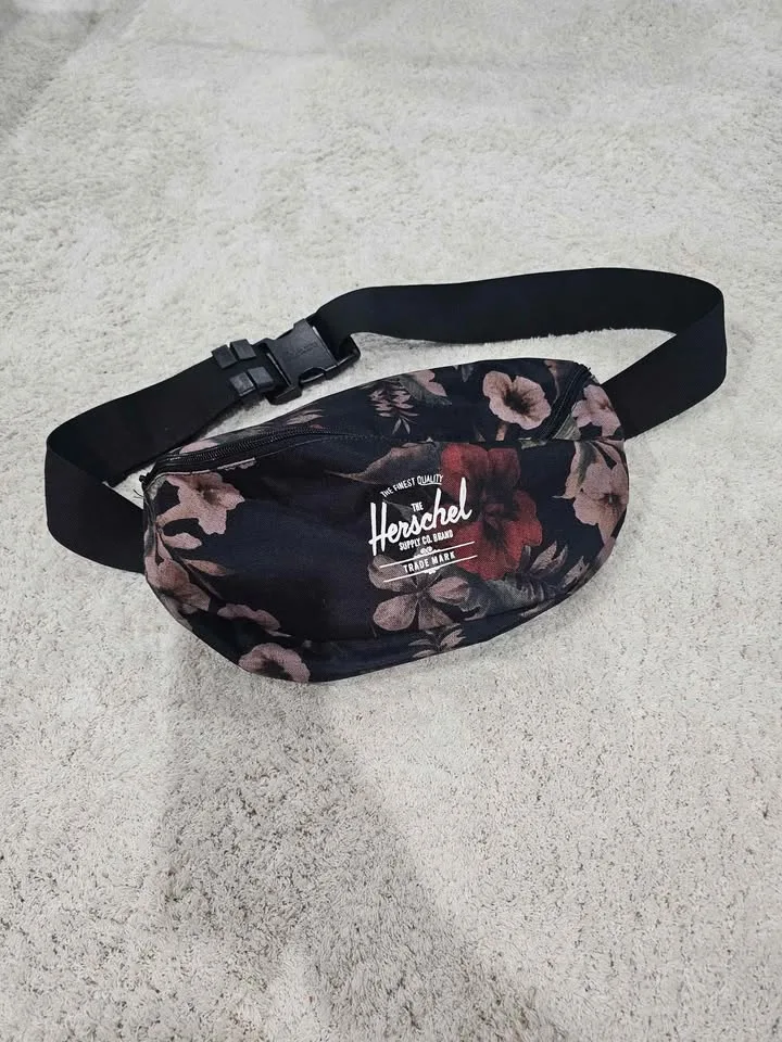 Herchels Waist Bag image indicator(3)