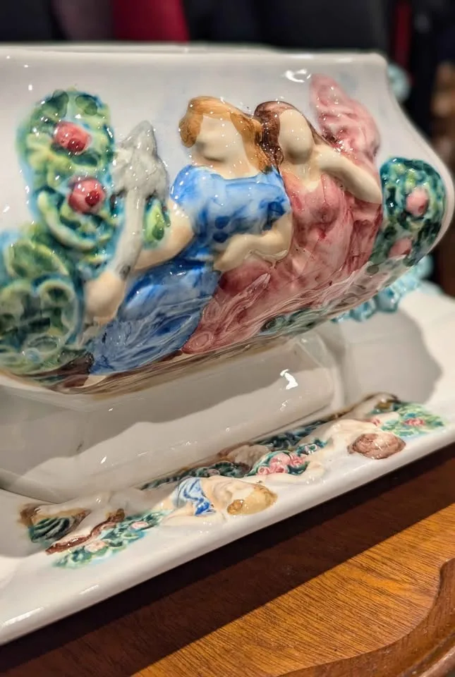 Capodimonte Porcelain Soup Tureen with Lid & Plate image indicator(4)