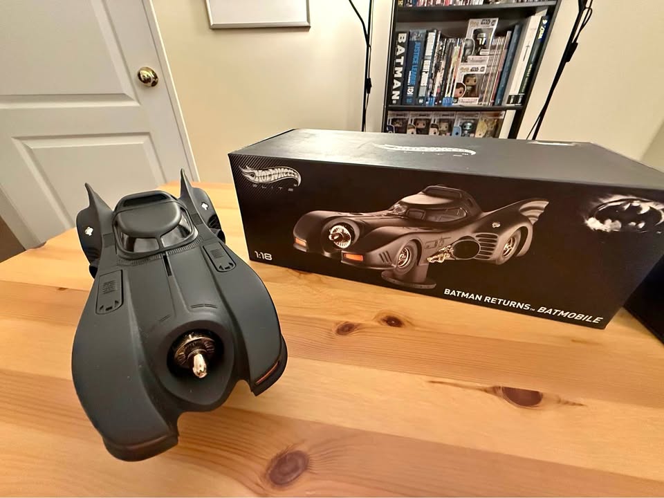 Hot Wheels Batman Returns 1:18 Scale Batmobile