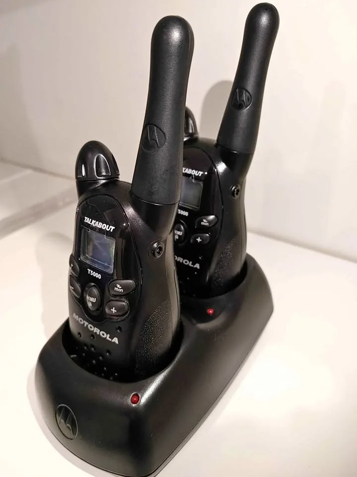 TWO WAY RADIO MOTOROLA + Bonus Free Items thumbnail