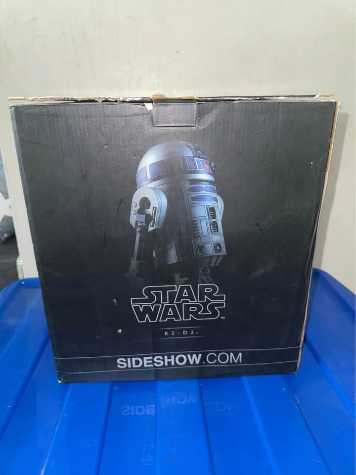 R2-D2 and C-3PO Sideshow Premium Format Figures image indicator(2)