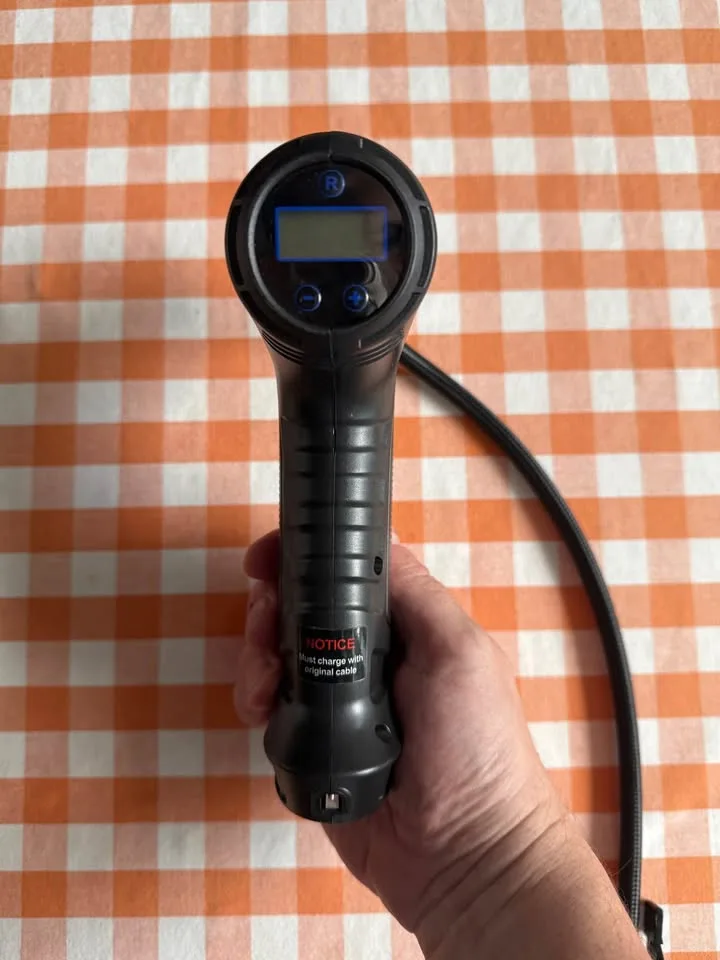 portable cordless tire inflator/mini air compressor. image indicator(2)