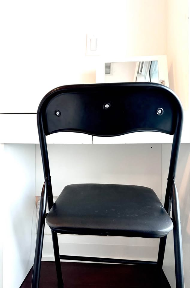 IKEA makeup vanity/table - photo 2