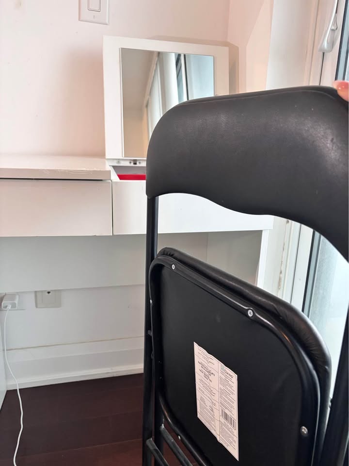 IKEA makeup vanity/table - photo 3