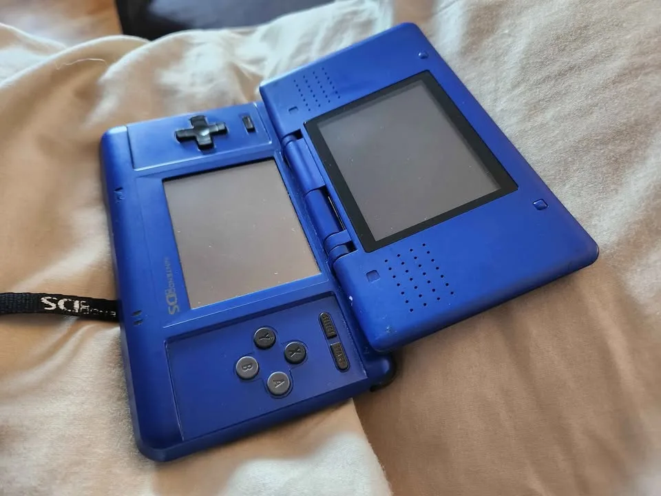 Original cobalt blue Nintendo DS with charger image indicator(3)