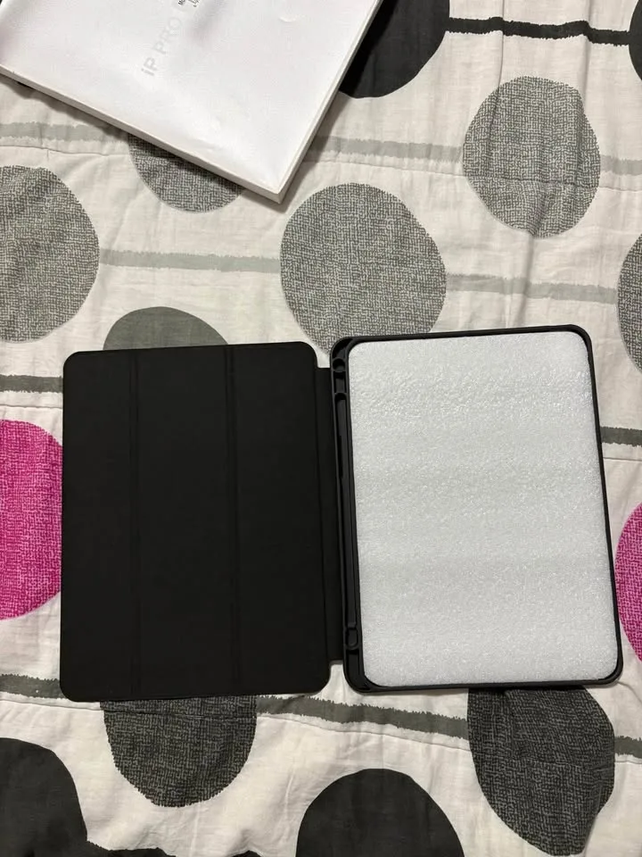 iPad Case Foldable and Brand New image indicator(2)
