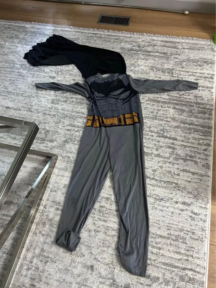 10 - 12 y/o Halloween Batman Costume With Cape image indicator(2)