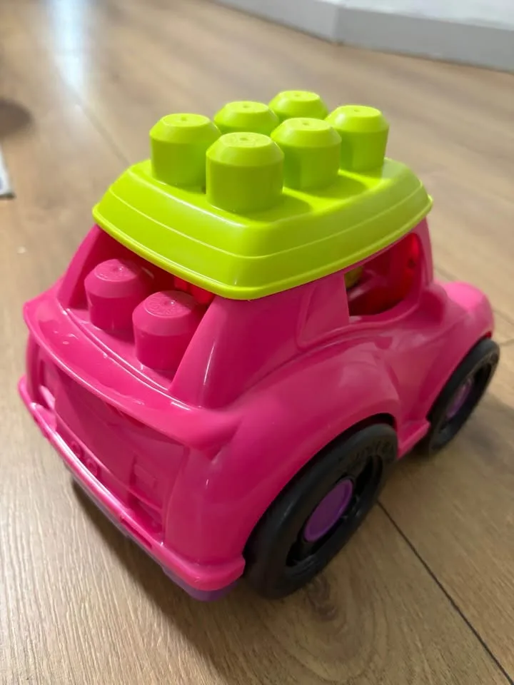 Car with detachable person and roof image indicator(2)