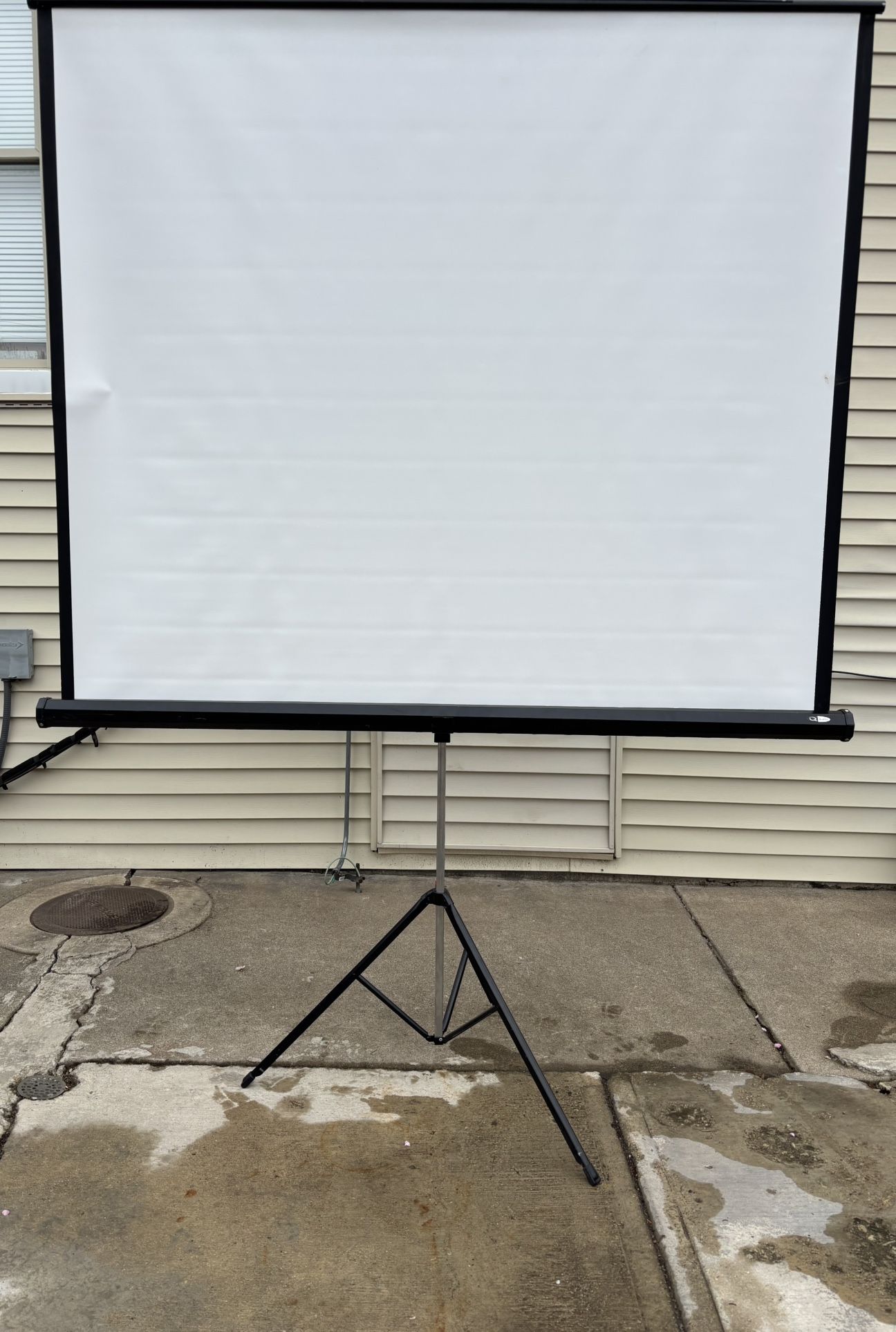 Portable Projector Screen 66x68"