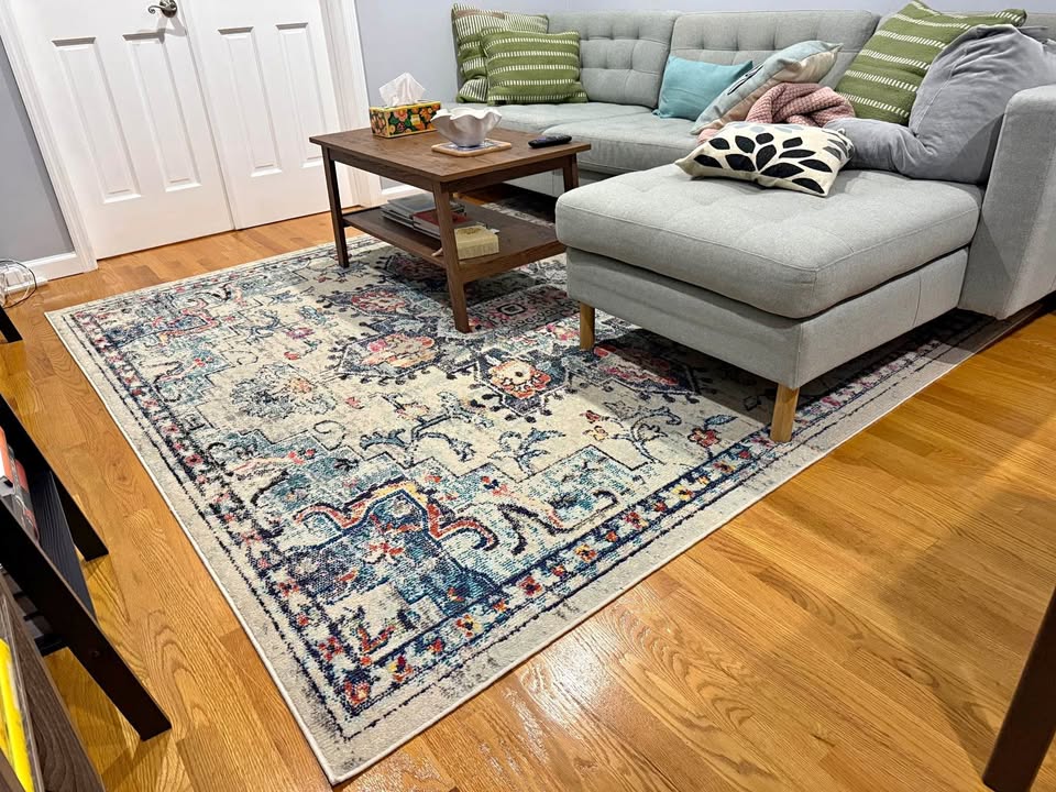 Rug (7'7" x 7'9")