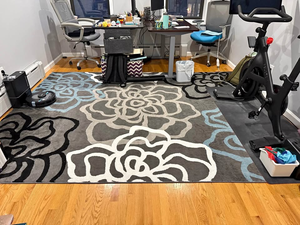 Gray flower rug (8'x10')