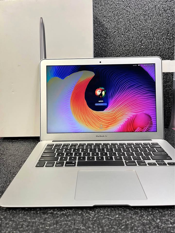 MacBook Air 13” 8GB 128SSD Box Included