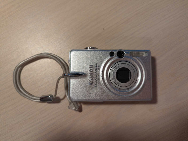 Canon PowerShot SD200 + Lens Cleaning Kit