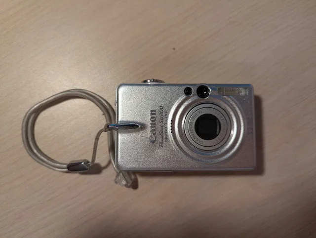 Canon PowerShot SD200 + Lens Cleaning Kit