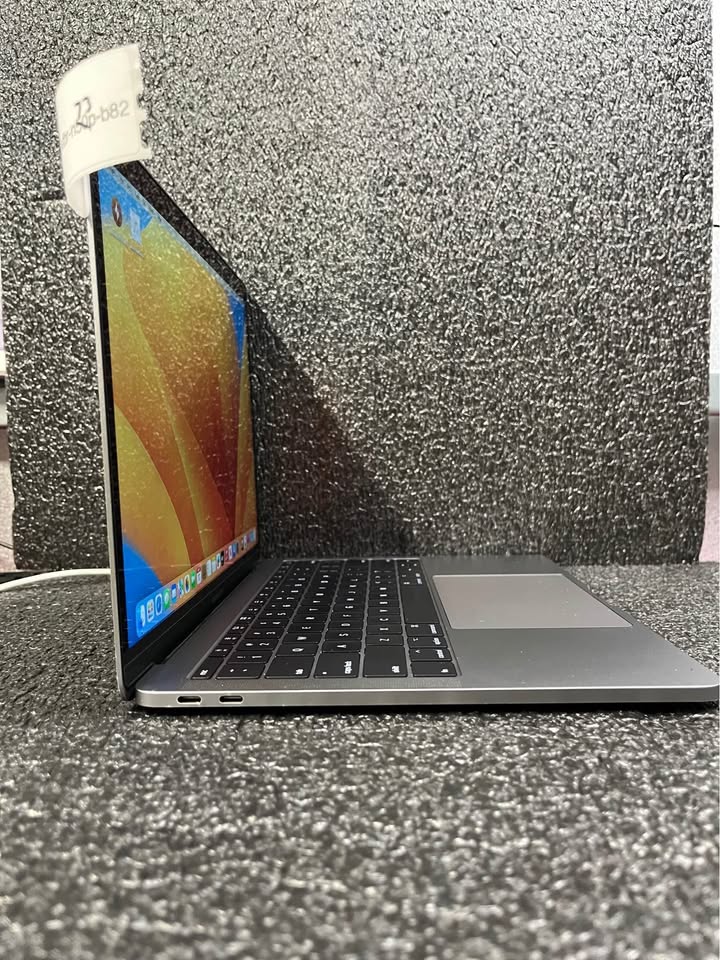 13” Apple MacBook Pro Laptop - photo 3