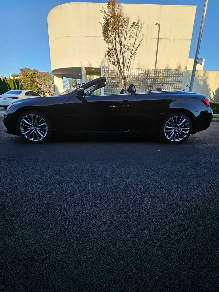 2011 Infiniti g37 · Luxury image indicator(2)