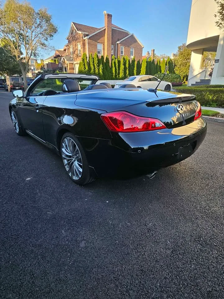 2011 Infiniti g37 · Luxury image indicator(3)