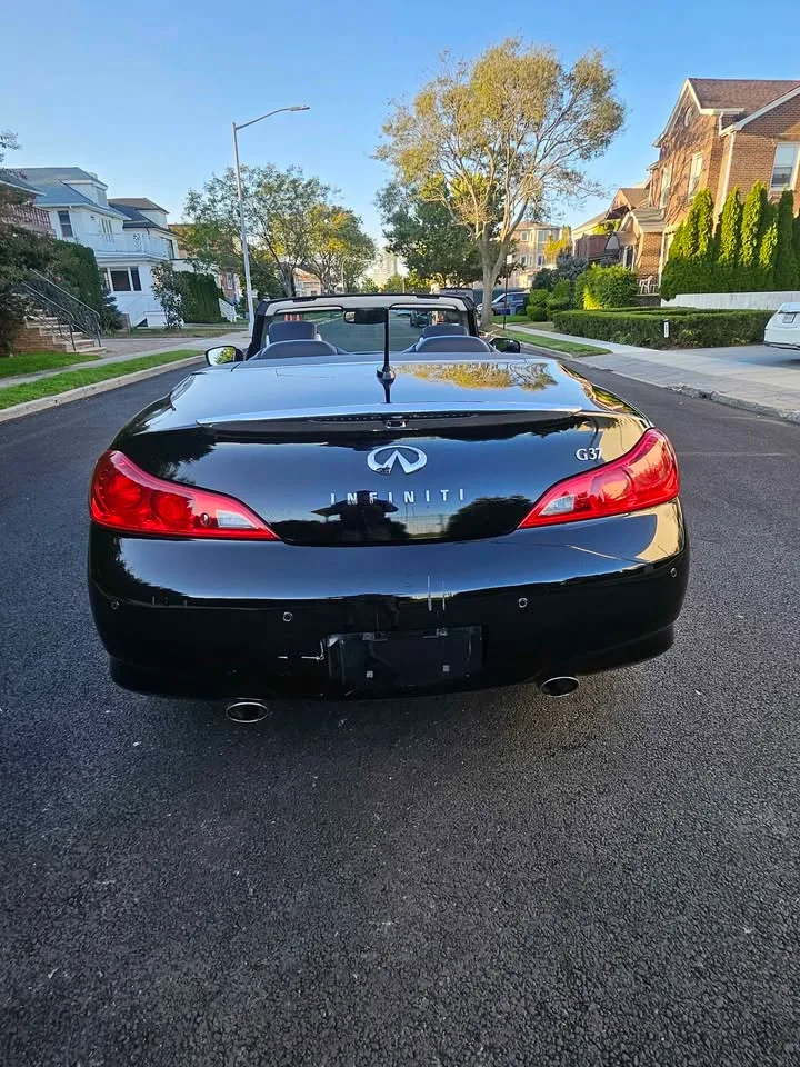 2011 Infiniti g37 · Luxury image indicator(4)