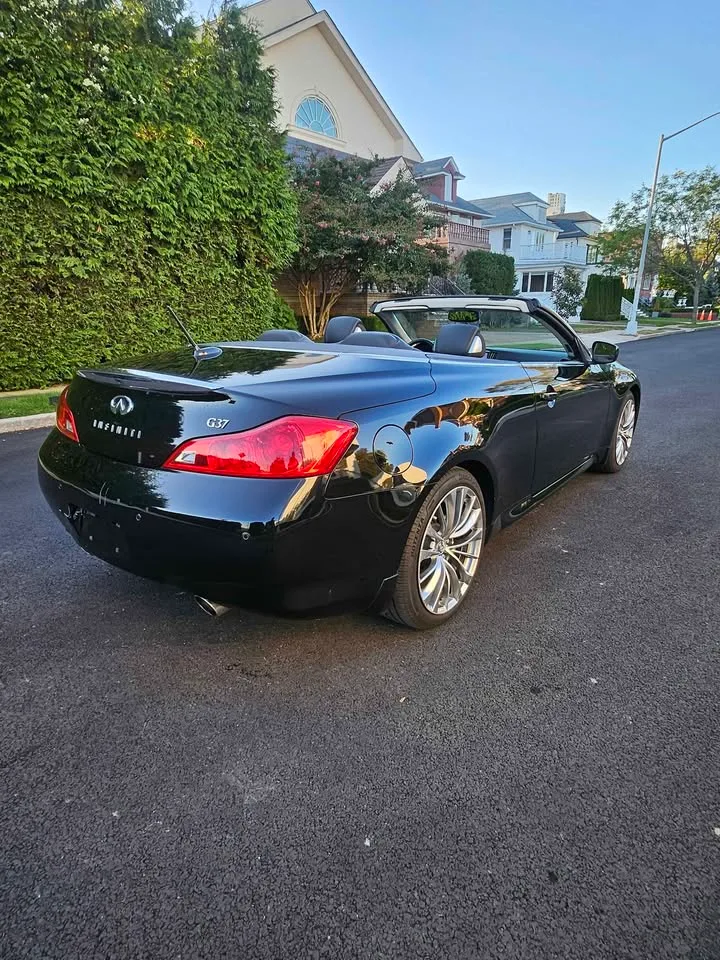 2011 Infiniti g37 · Luxury image indicator(5)