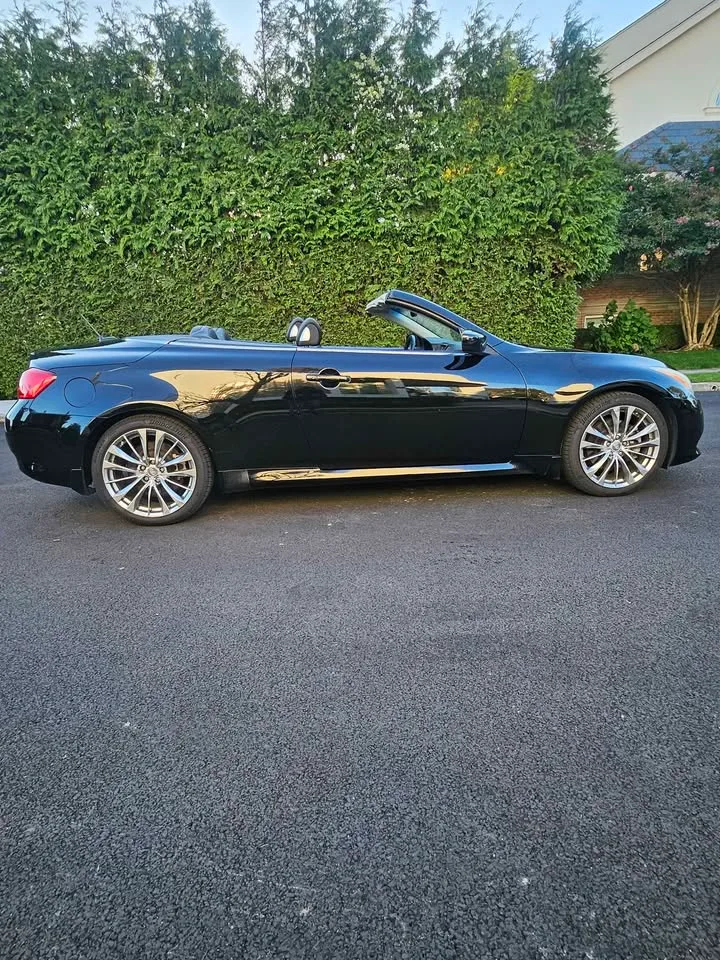 2011 Infiniti g37 · Luxury image indicator(6)