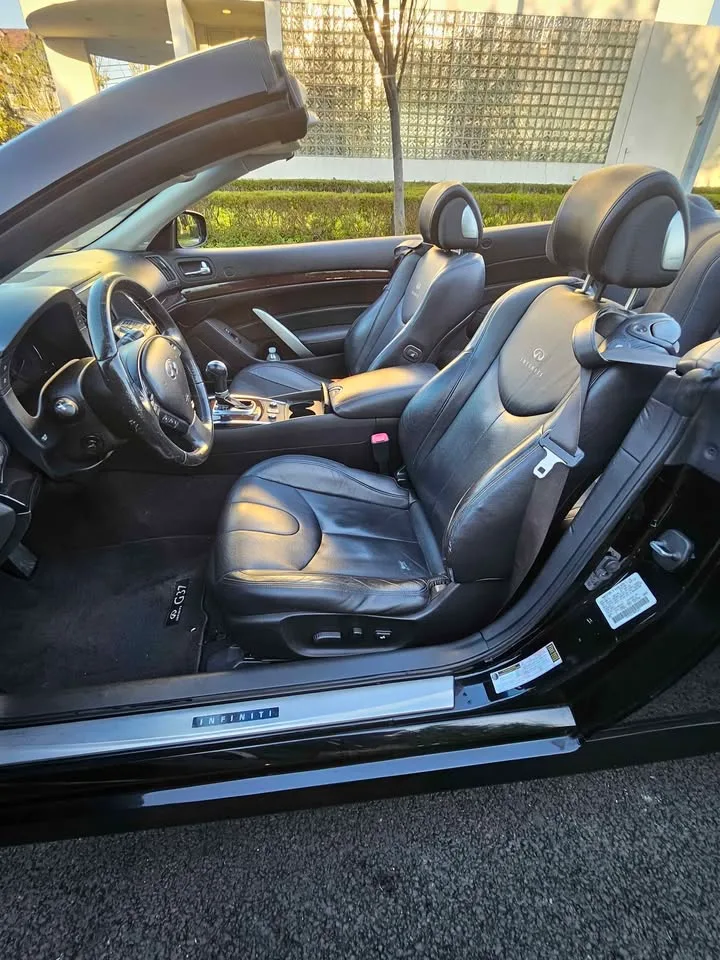 2011 Infiniti g37 · Luxury image indicator(8)