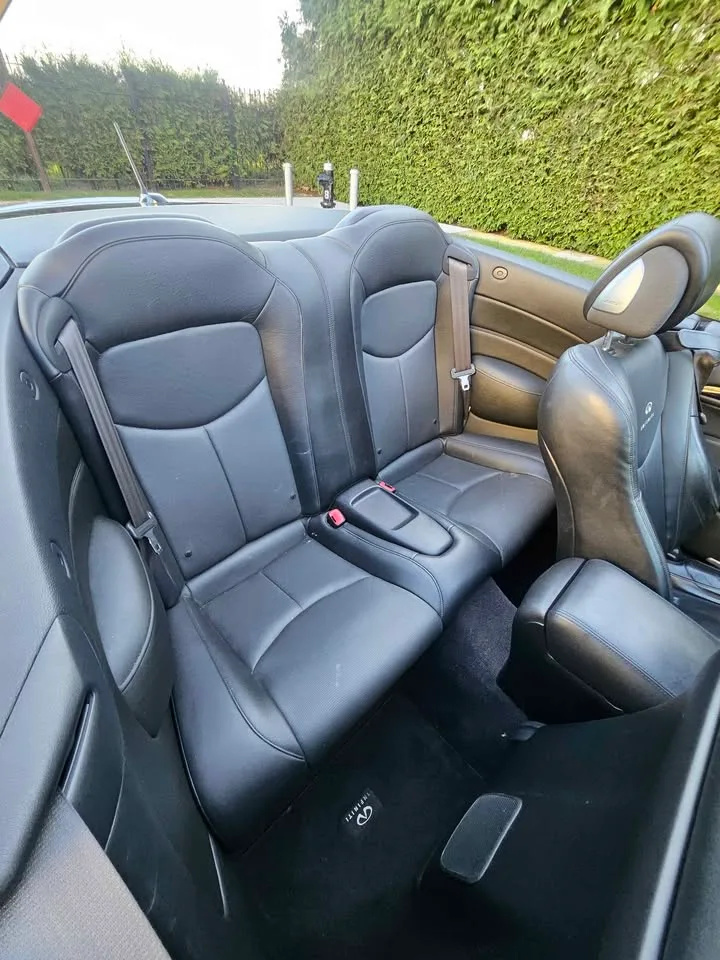 2011 Infiniti g37 · Luxury image indicator(10)