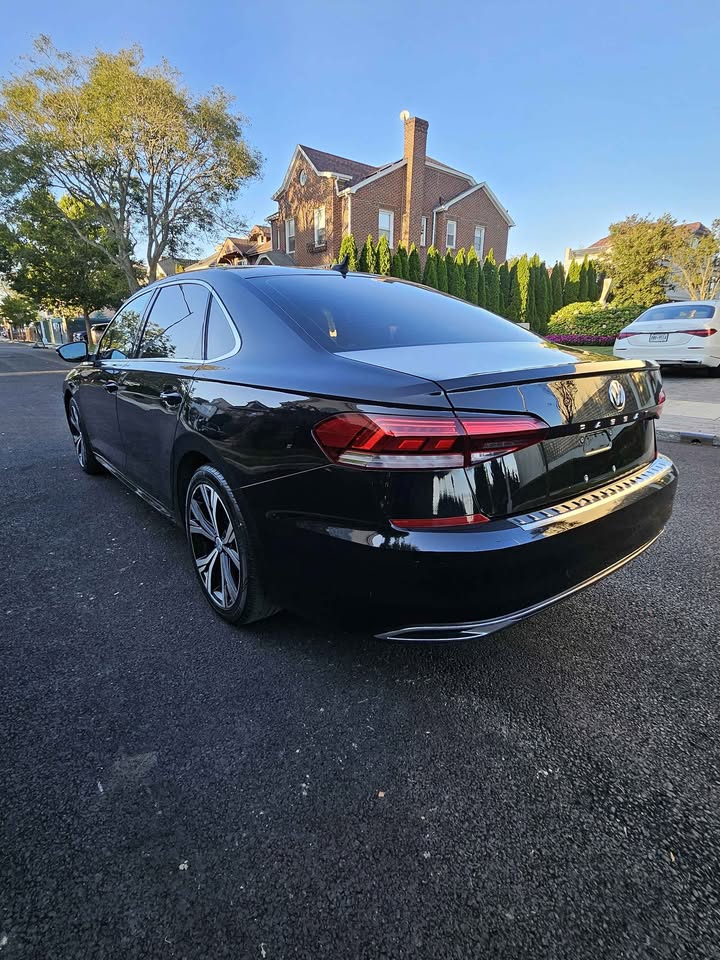 2021 Volkswagen Passat · 2.0T SE Sedan 4D - photo 3