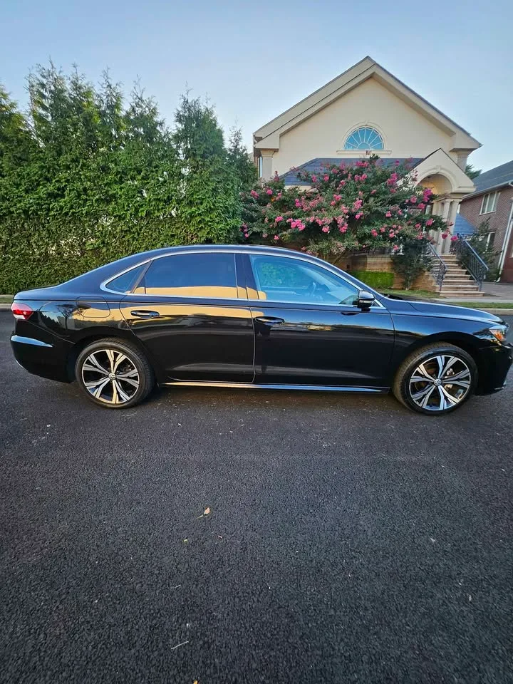 2021 Volkswagen Passat · 2.0T SE Sedan 4D image indicator(6)