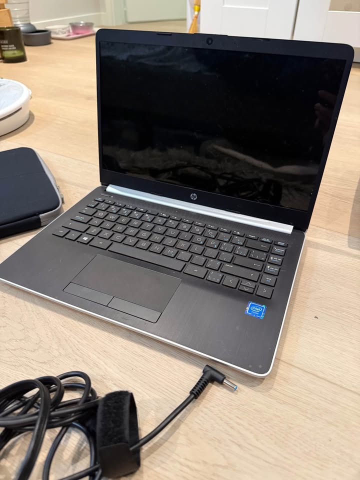 HP 14" Laptop with charger and laptop sleeve - photo 3