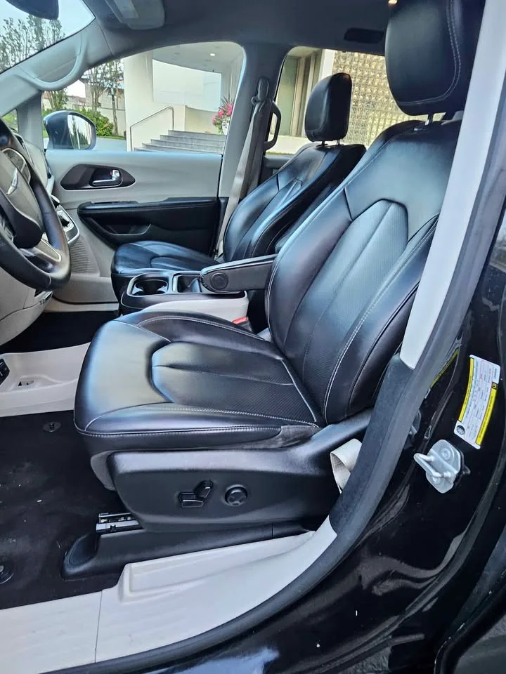 2020 Chrysler Voyager · LXI image indicator(8)