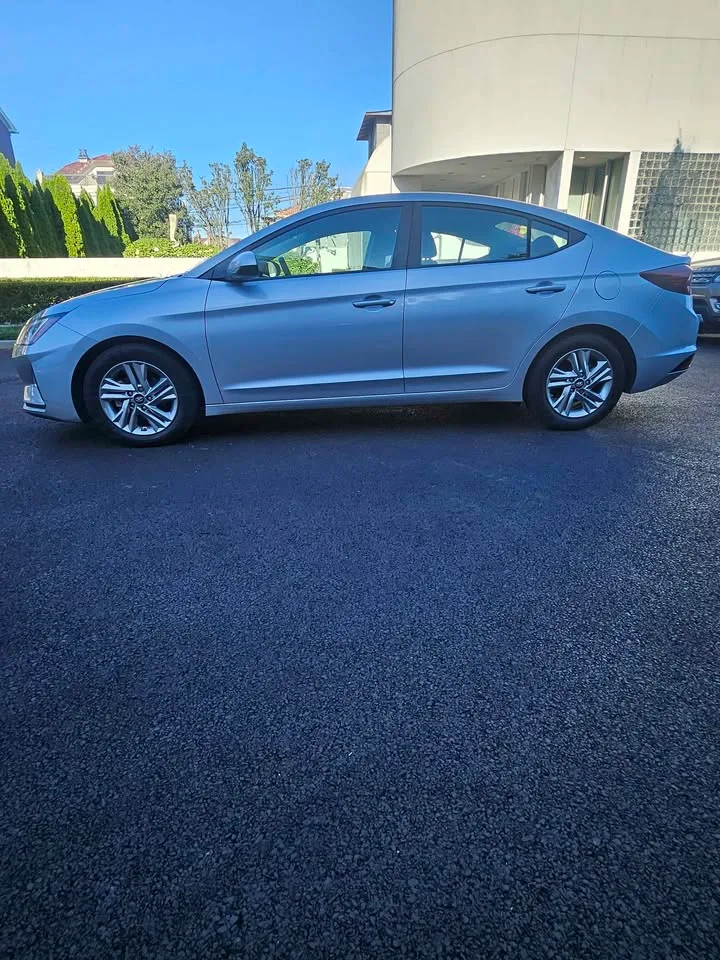 2020 Hyundai Elantra · SEL Sedan 4D image indicator(2)