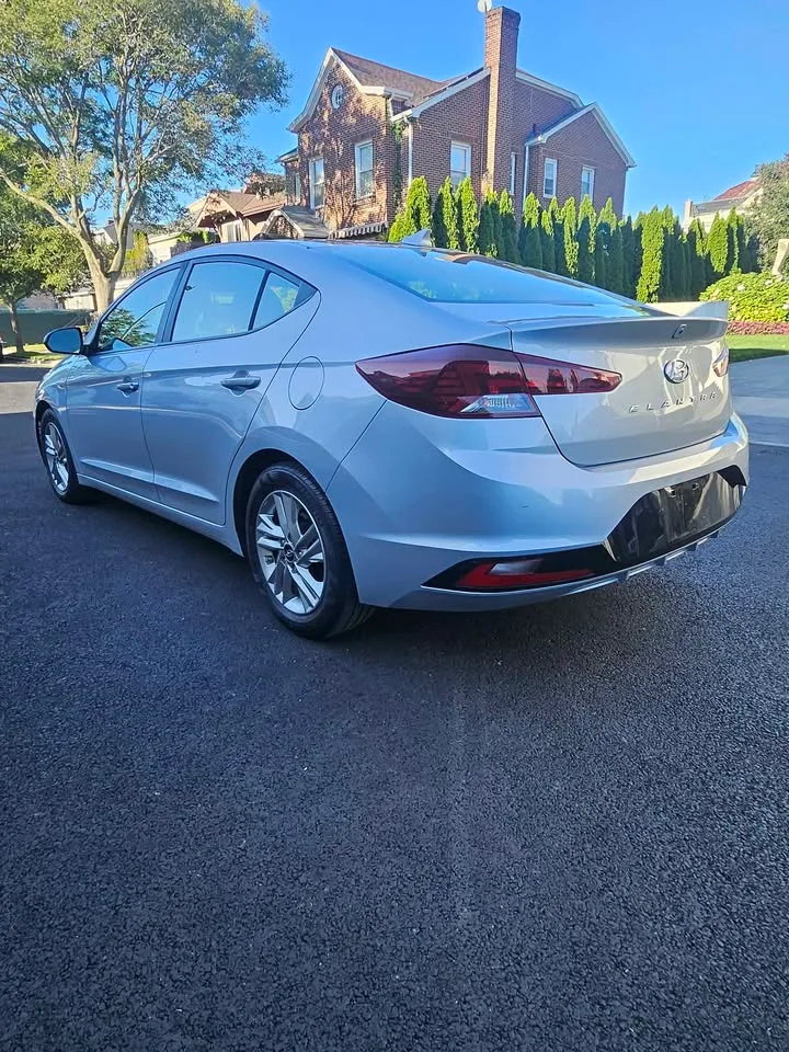 2020 Hyundai Elantra · SEL Sedan 4D image indicator(3)