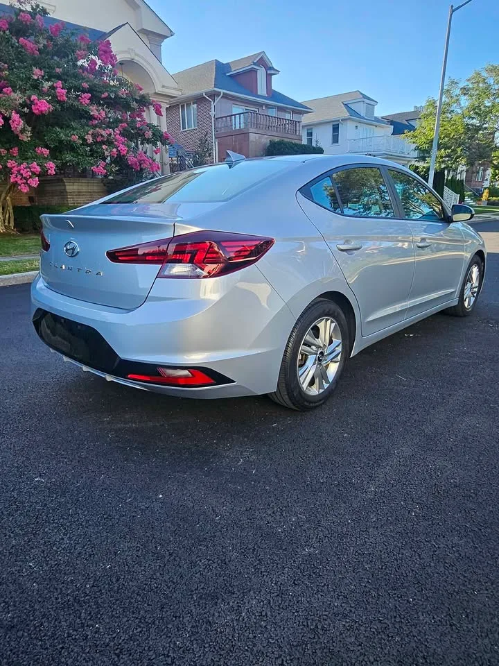 2020 Hyundai Elantra · SEL Sedan 4D image indicator(5)
