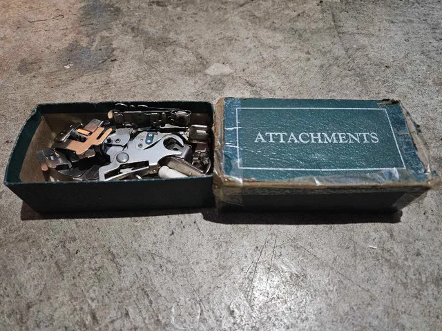 Singer 128 Sewing Machine (1939) – Complete Set image indicator(3)