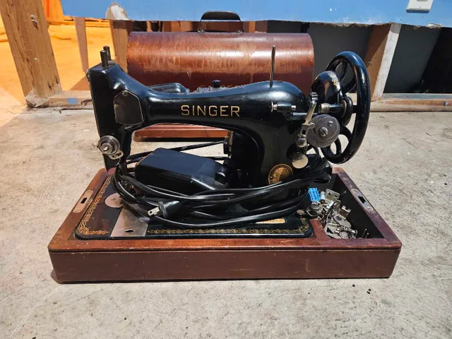 Singer 128 Sewing Machine (1939) – Complete Set image indicator(4)