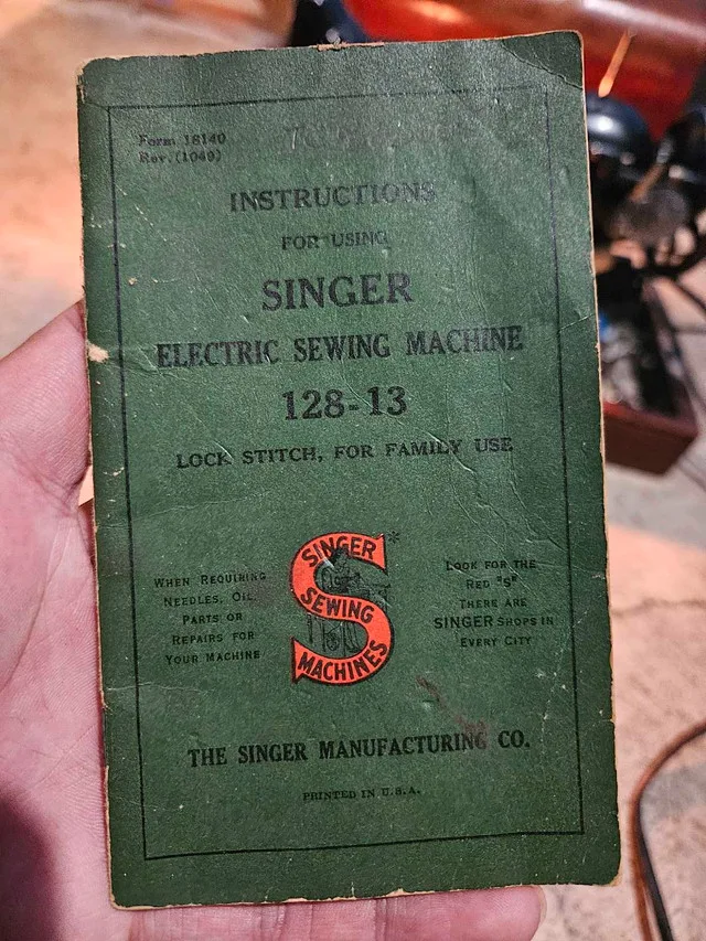 Singer 128 Sewing Machine (1939) – Complete Set image indicator(5)