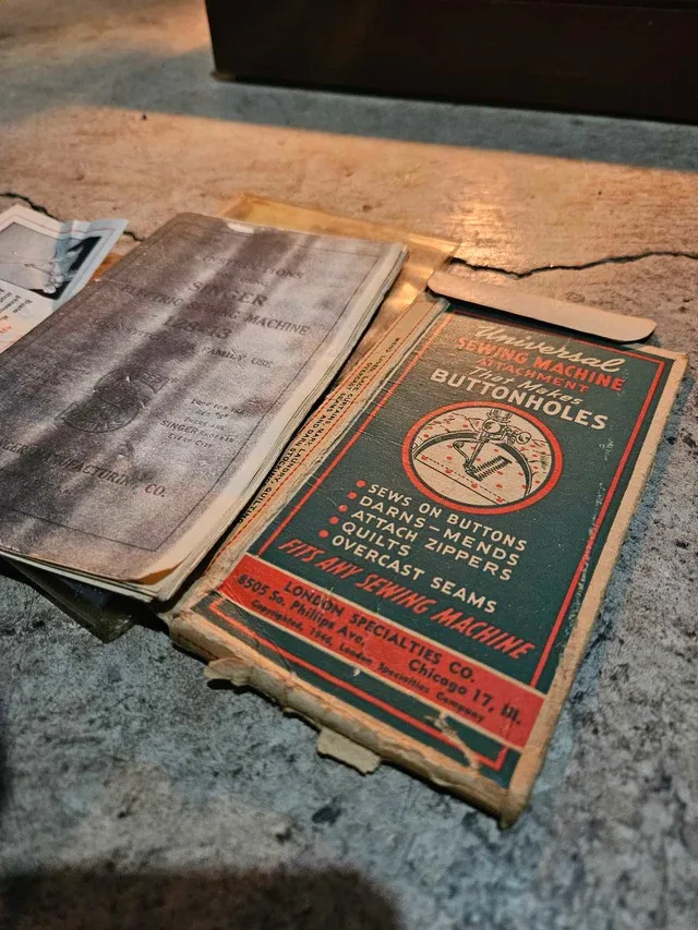 Singer 128 Sewing Machine (1939) – Complete Set image indicator(7)