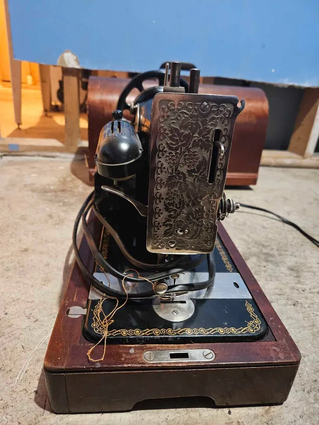 Singer 128 Sewing Machine (1939) – Complete Set image indicator(8)