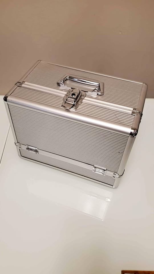 Aluminum cosmetic storage case
