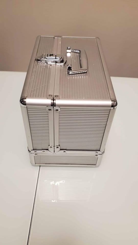 Aluminum cosmetic storage case - photo 2