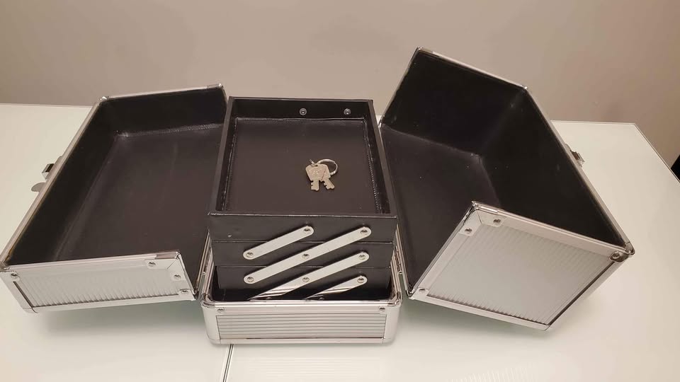 Aluminum cosmetic storage case - photo 3