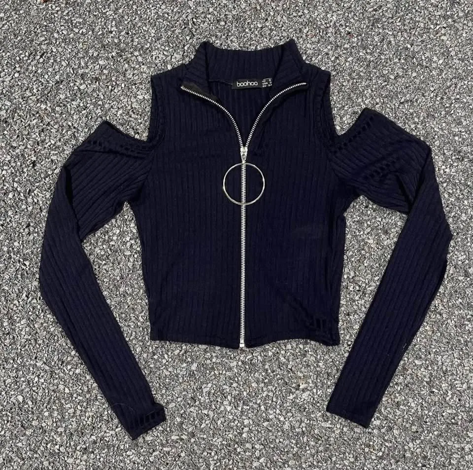 BOOHOO Navy blue sophie zip front cold shoulder crop top image indicator(2)