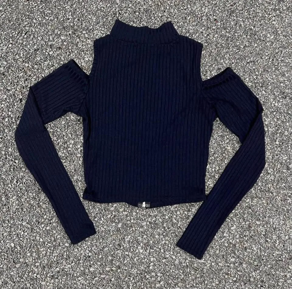 BOOHOO Navy blue sophie zip front cold shoulder crop top image indicator(4)