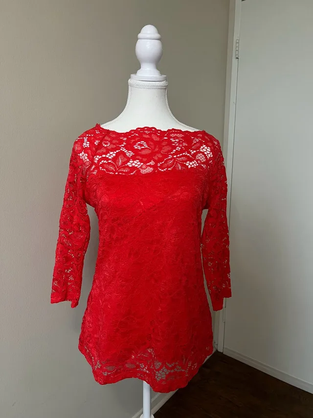 La Chateau/Suzy Shier Red Lace Top thumbnail