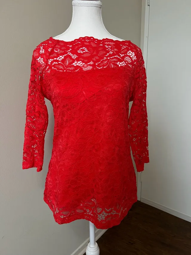 La Chateau/Suzy Shier Red Lace Top image indicator(2)