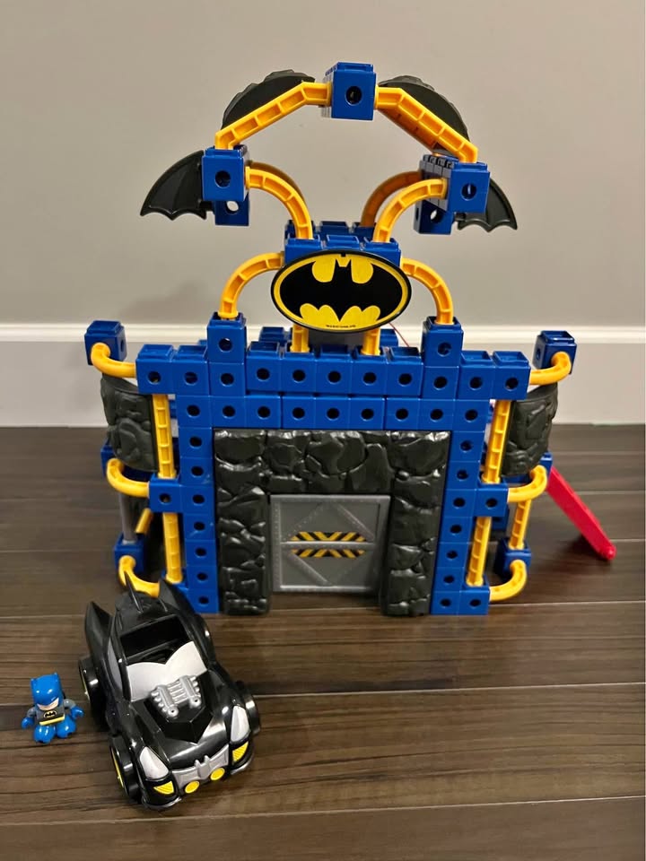 TRIO DC Super Friends Batcave