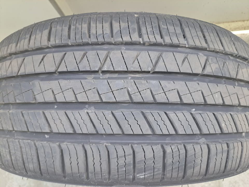 Almost new One Tire - All Season - photo 3