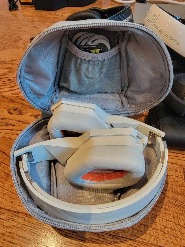 Bose & Monster Headphones image indicator(2)